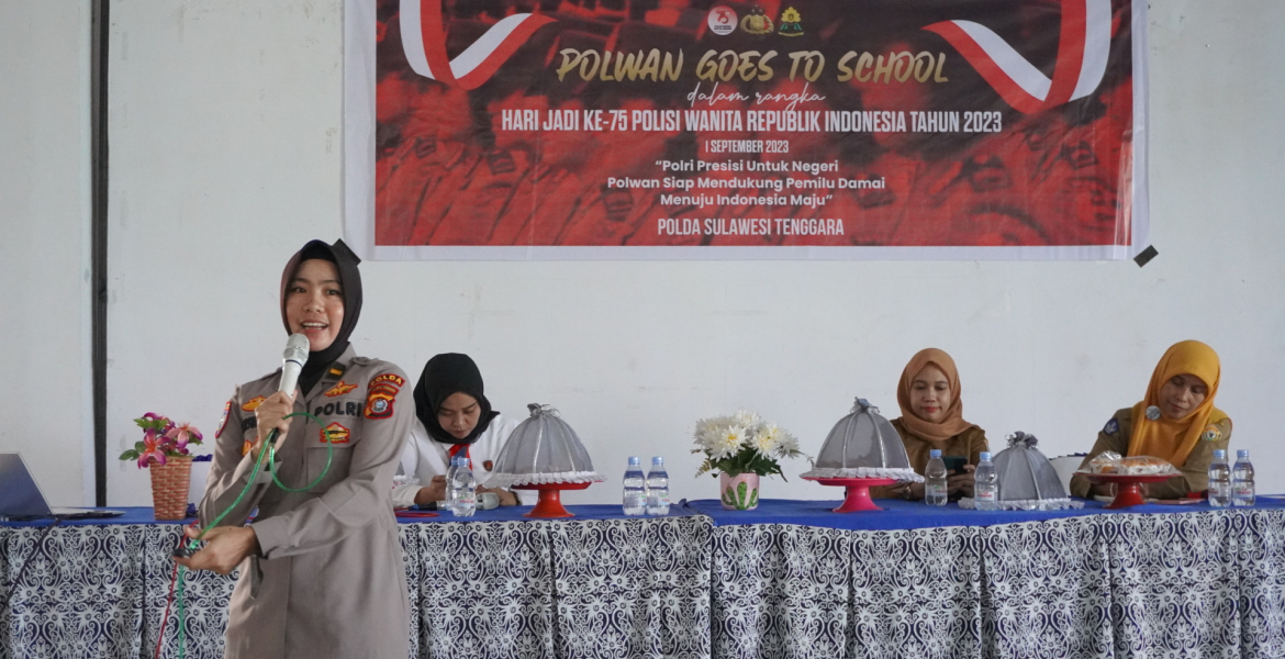 Polwan Goes To  School dalam sosialisasi bertemakan "Cerdas dalam Bermedia Sosial".