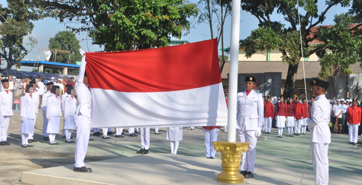 Pengibaran bendera Merah Putih di SMAN 4 Kendari