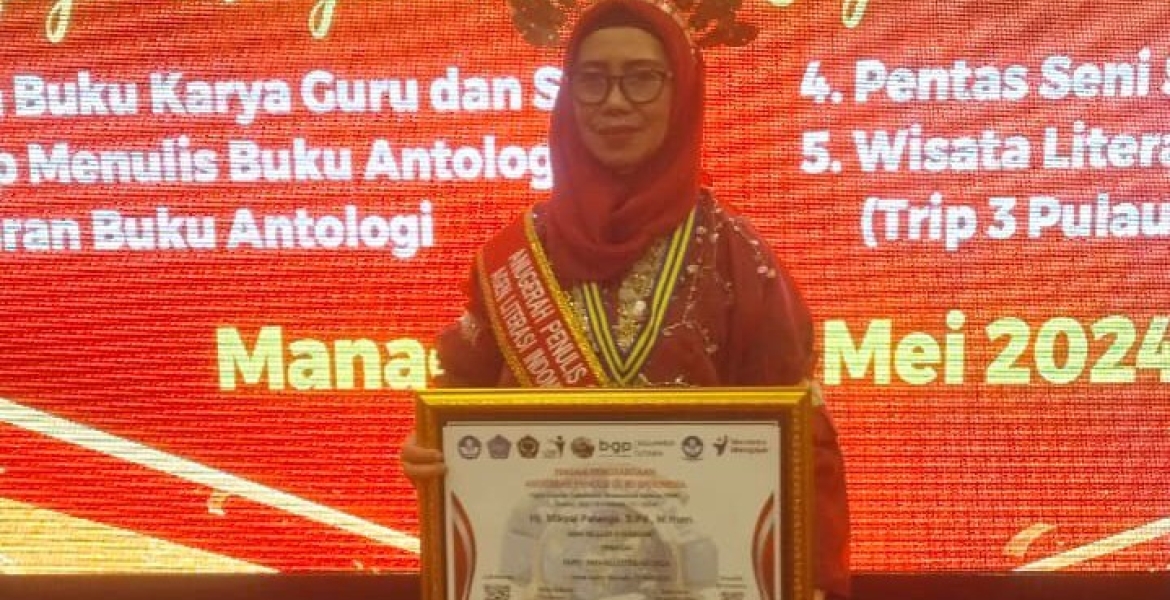 Hj. Mikyal Pelango, S.Pd., M.Hum sebagai salah satu guru SMA Negeri 4 Kendari yang berprestasi menerima penghargaan Anugerah Penulis Guru Indonesia (APGI)