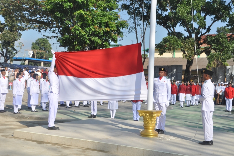 Pengibaran bendera Merah Putih di SMAN 4 Kendari